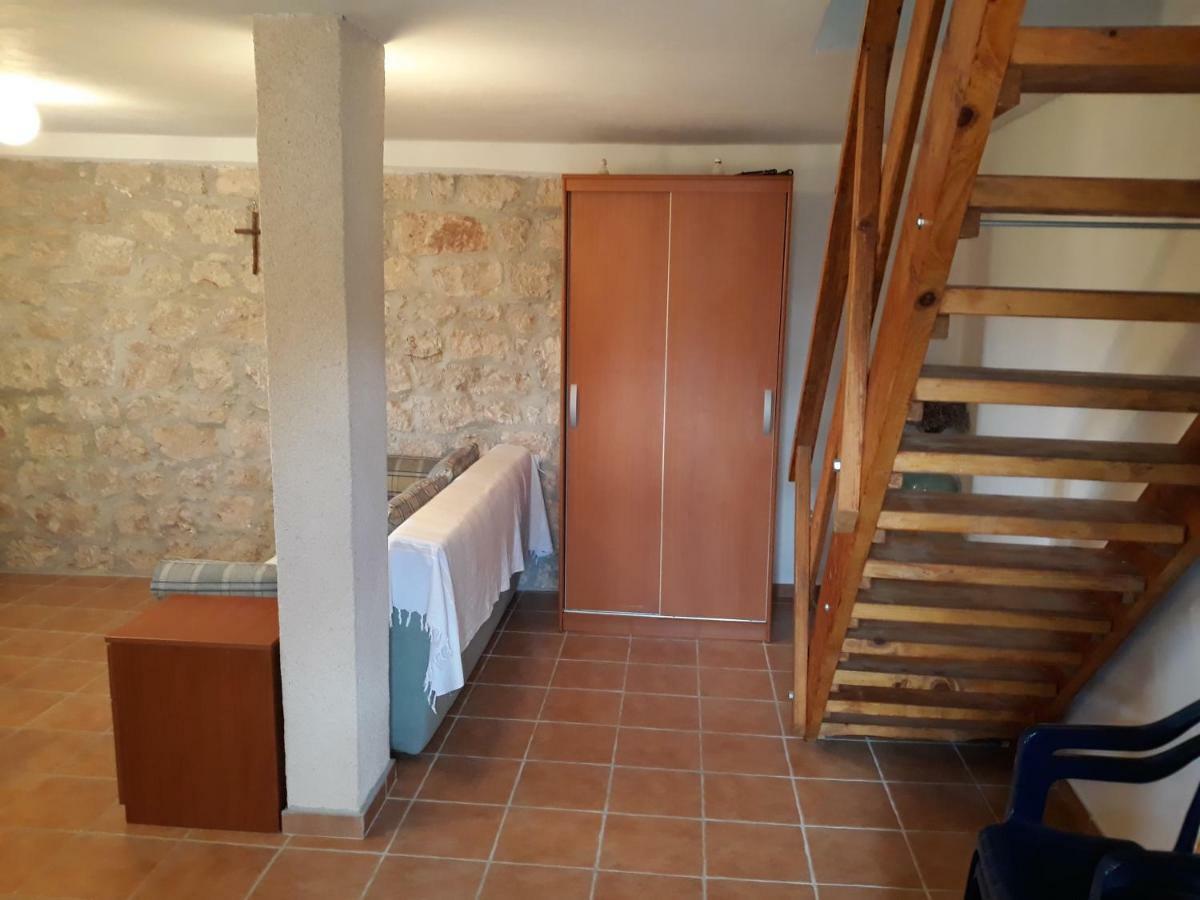 Kaprije Mistral Apartment Luaran gambar
